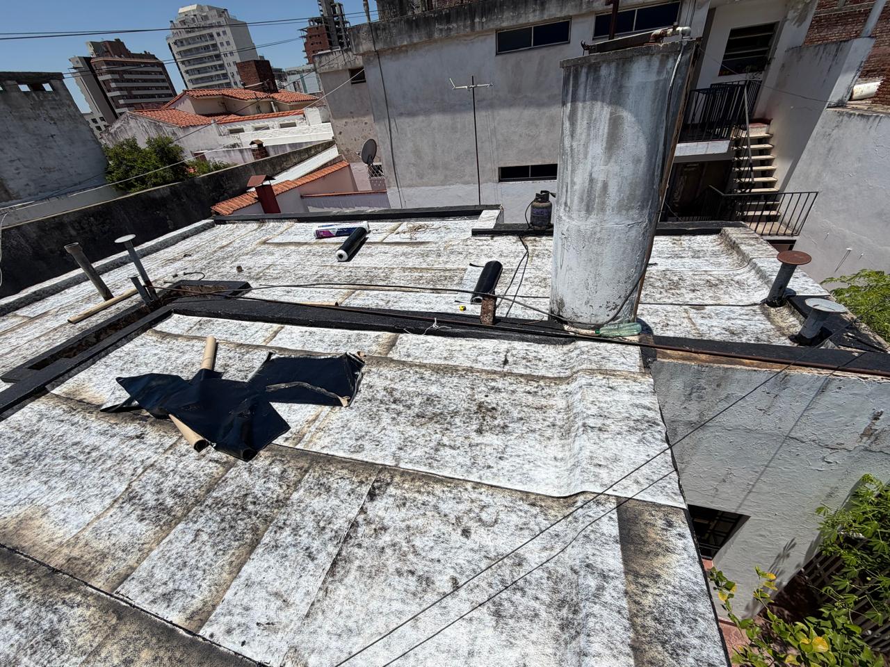 Impermeabilización membrana asfáltica roja terraza Córdoba